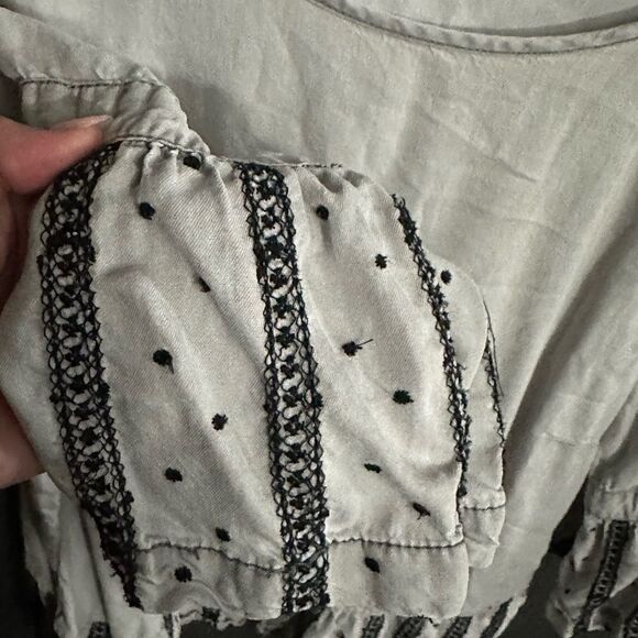 Downeast Pullover Flutter Sleeve Blouse Gray With Black Embroidery Size Medium - Picture 11 of 16